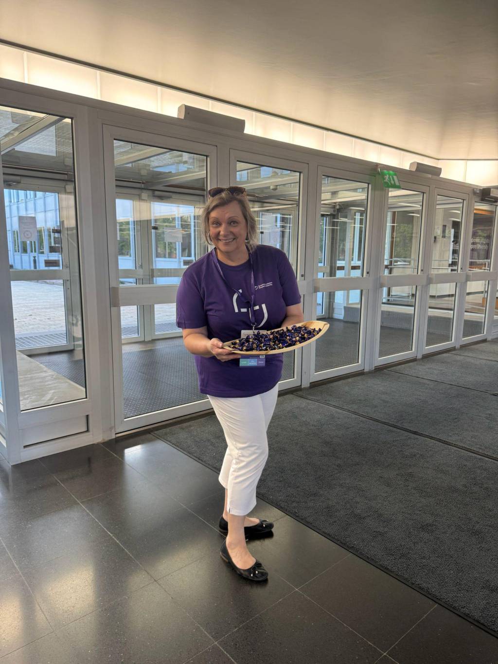 Virpi ottamassa vastaan konferenssivieraita