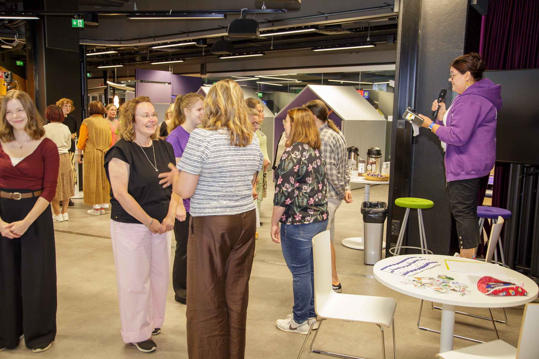 ryhmätyöskentelyä Paidiassa MOTIprojektin lämmittelytehtävässä.