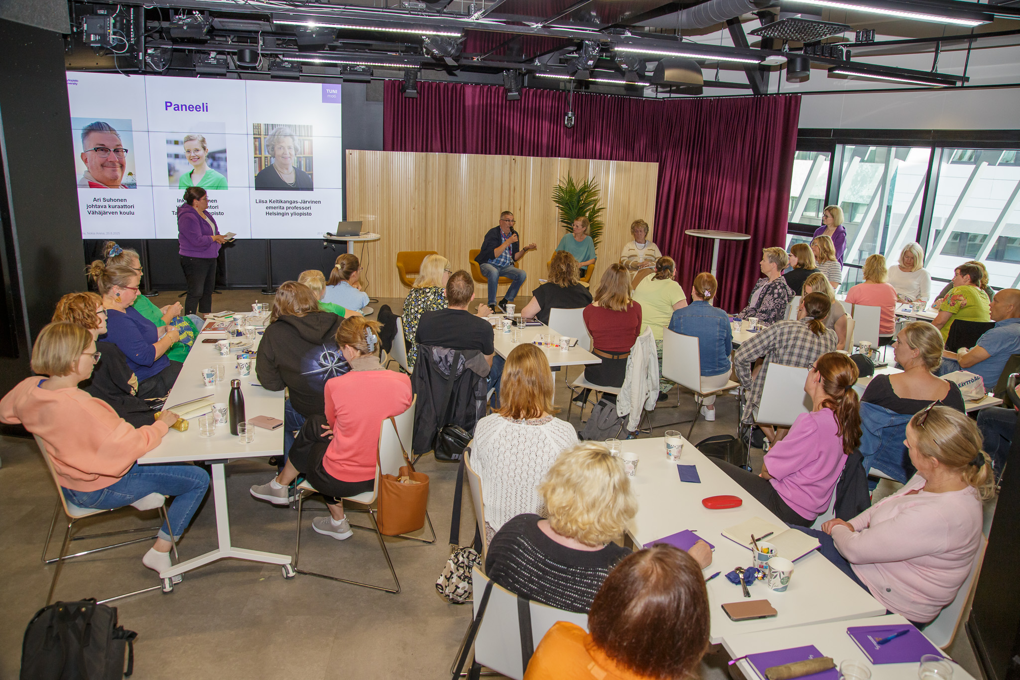 paidiassa paneelikeskustelua seuraamassa.