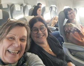 Virpi, Merja ja Sanna lentokoneessa matkalla Rovaniemelle.