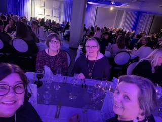 Illallispöydässä Sanna Vehviläinen Teija Koskela sekä Merja ja Virpi.