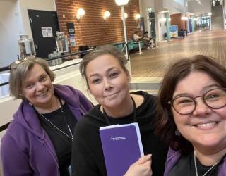 Kuvassa Merjan ja Virpin kanssa Tanja Äärelä.