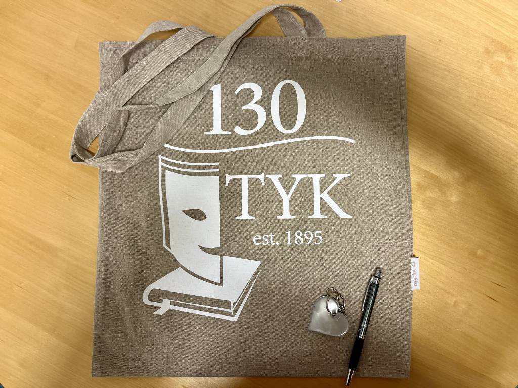 TYKin MOTItiimille lahjoittama kangaskassi, kynä ja heijastin