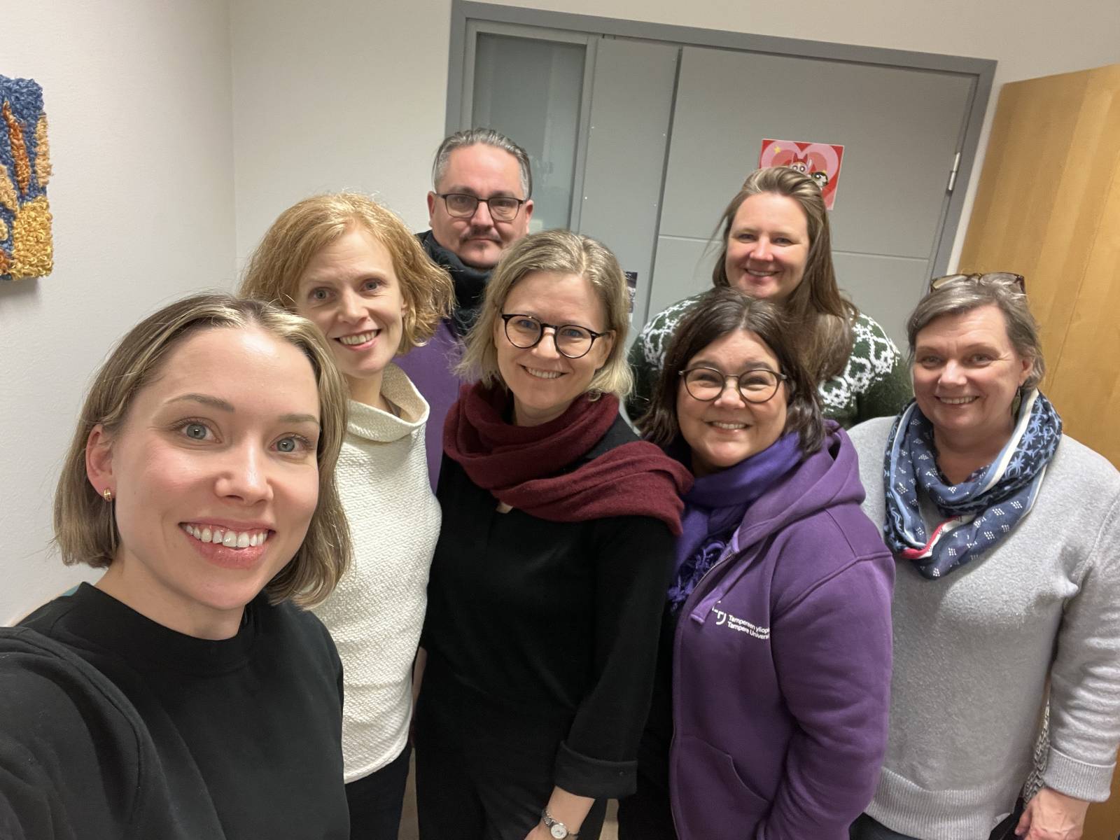 Ryhmäkuva, jossa TYKin opettajat ja MOTitiimi