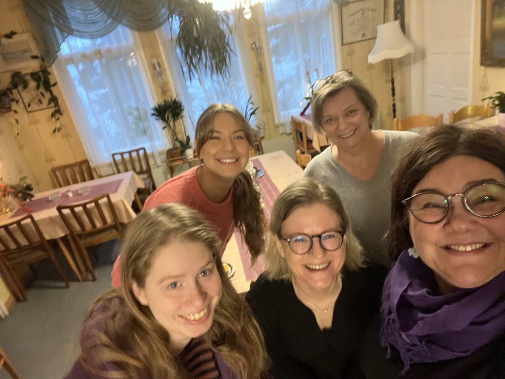 ryhmäkuva, jossa vasemmalta alkaen edessä Elina Wolff, Elina Kuusisto ja Merja Viljanen. Takarivissä vasemmalta Helmi Kuusisto ja Virpi Järvelä.