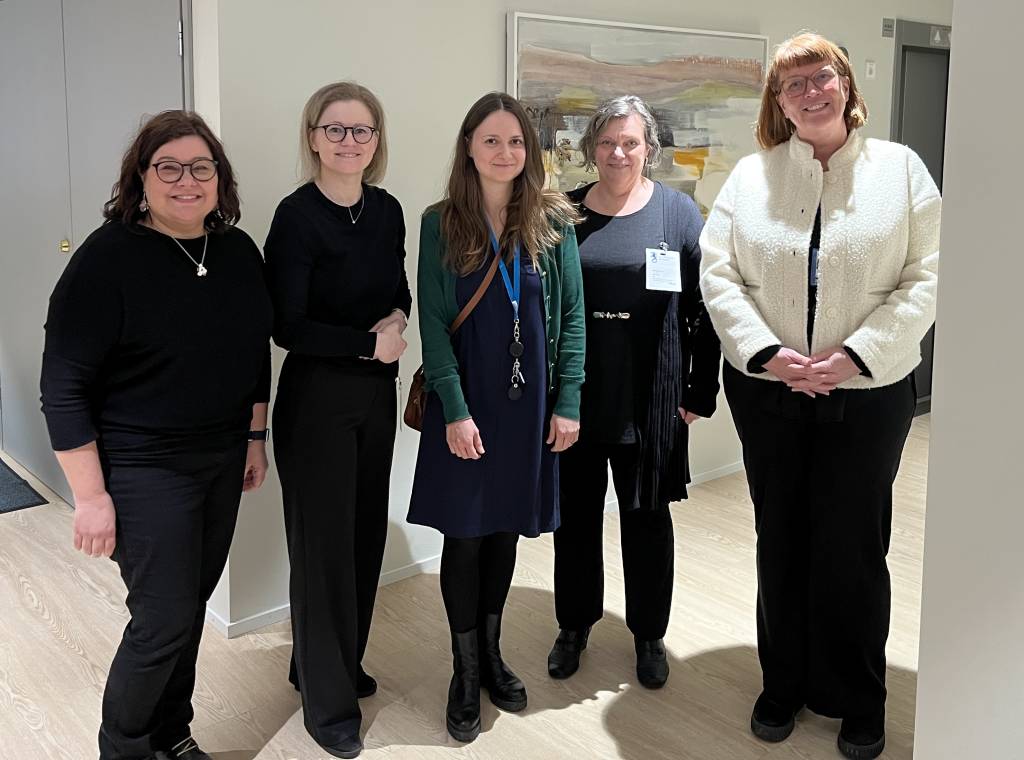 Ryhmäkuva opetus-ja kulttuuriministöeriön vierailulta.