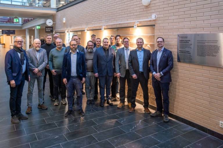Teollisen myynnin tutkimuskeskuksen lahjoittajataulu paljastettiin Hervannan kampuksella.