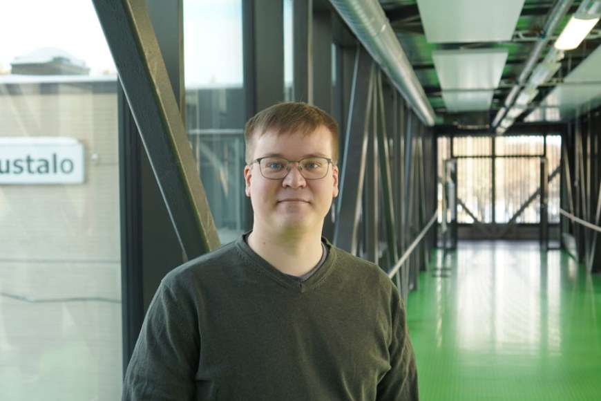 Picture of Jaakko Pihlajasalo standing in a hall.