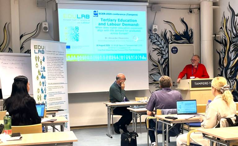 Alexander Chvorostov pitämässä puhettaan symposiumissa