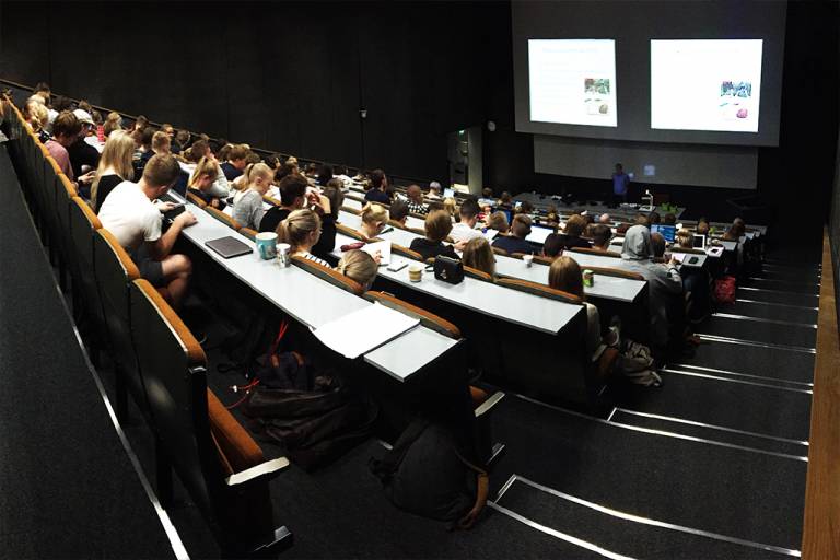 Lecture hall Arvo F114 full of people (before corona)