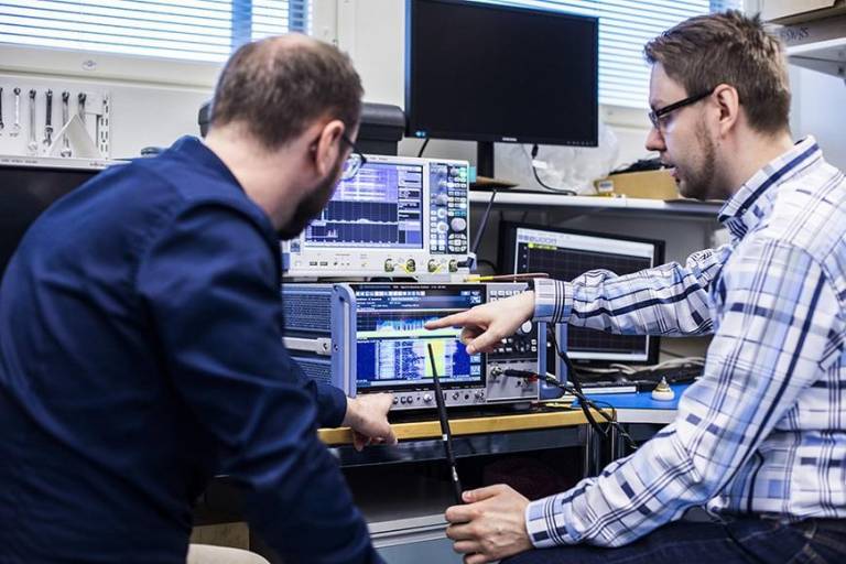Markus Allén and Joonas Säe study the properties of radio signals using a signal and spectrum analyzer. The wireless networks of the future will utilize very high frequencies, even over 100GHz, for data transmission, positioning and sensing the environment.