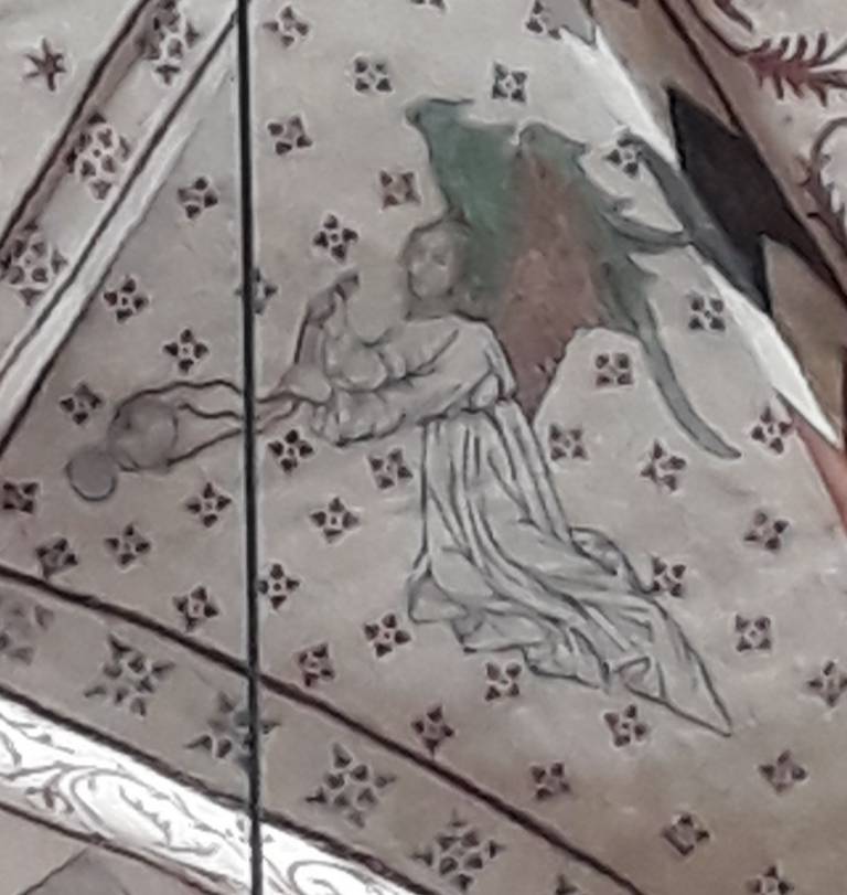 Kuvassa on valkopohjainen maalaus kirkon katosta. keskellä kuvaa on valkoasuinen, värikässiippinen enkeli, joka puhaltaa jonkinlaiseen torveen.