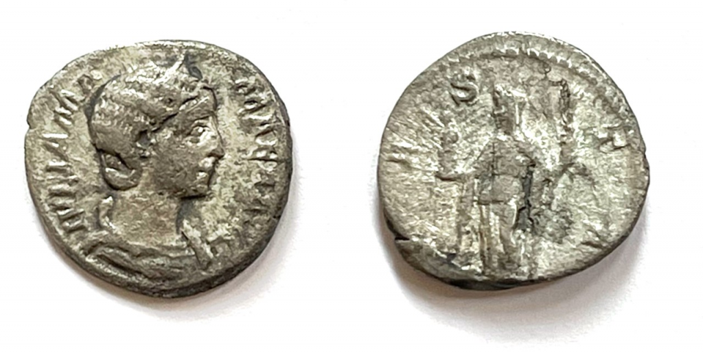 Kuvassa on vanha roomalainen kolikko kahdelta puolelta kuvattuna.