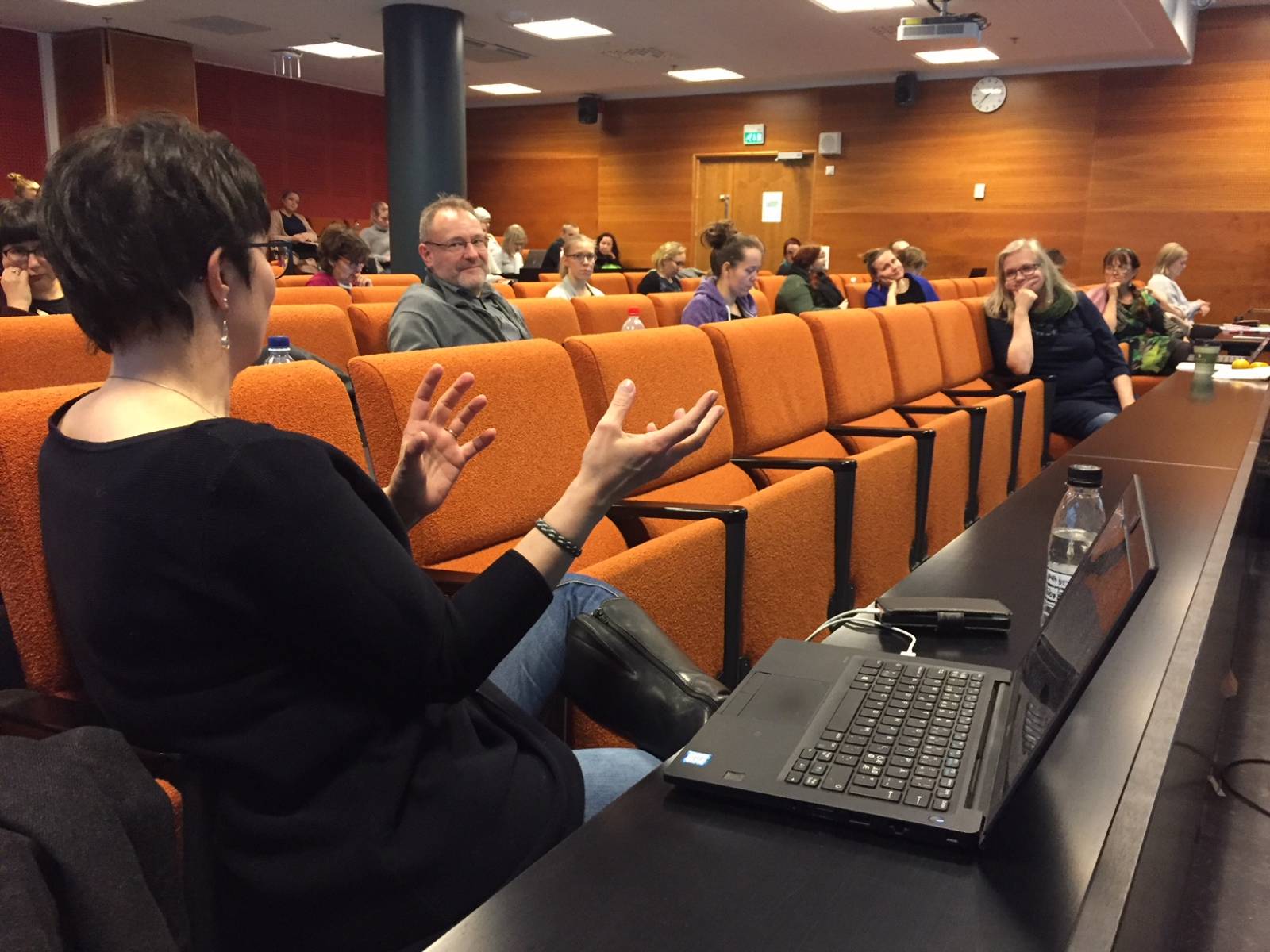 Kuva luentosalista, keskustelemassa Johanna Vaattovaara, Sanna Kivimäki ja TIVI-kurssilaisia.