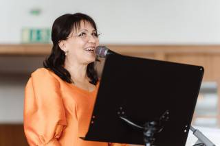 A woman singning.