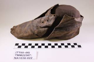 1600-luvulla käytetty, vanha ruskea nahkainen kenkä