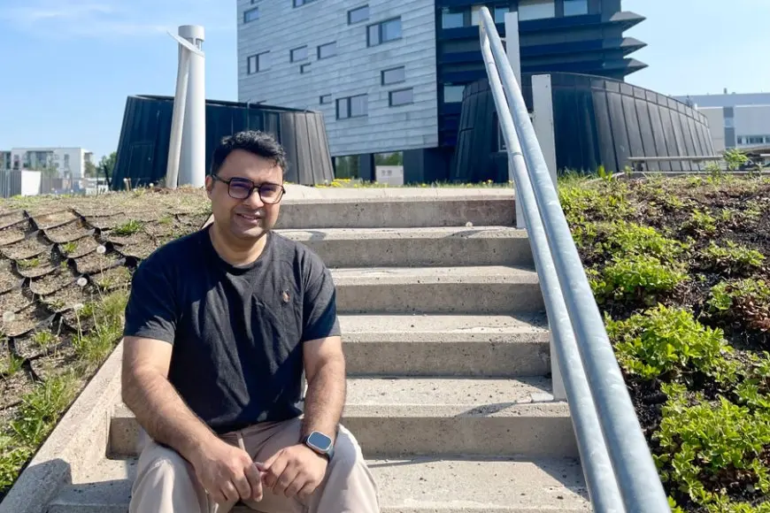 Photo of Muhammad Zeeshan Waheed in front of Kampusareena. Photo by: Elina Lassila